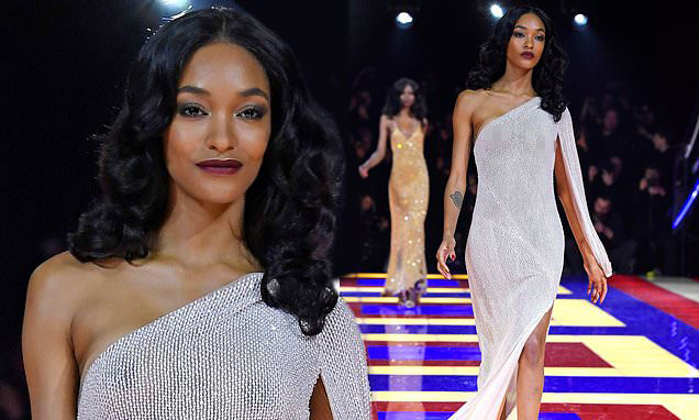 Jourdan Dunn 'thả rông' trong show diễn của Tommy Hilfiger