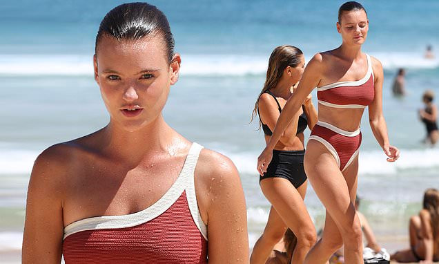 Chân dài 9x Montana Cox dáng đẹp như tạc tượng trên biển