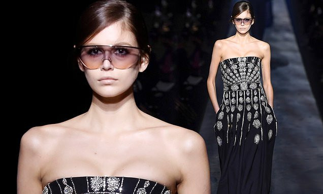 Kaia Gerber là gương mặt xuất hiện dày đặc trong các show diễn ở Paris Fashion Show