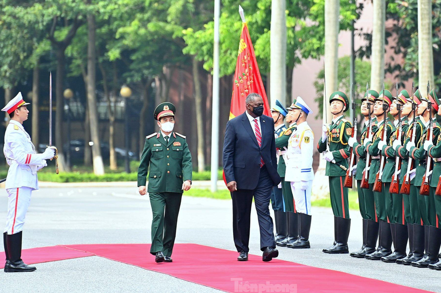 Bộ trưởng Quốc phòng Việt - Mỹ duyệt Đội danh dự Quân đội nhân dân Việt Nam, sáng 29/7