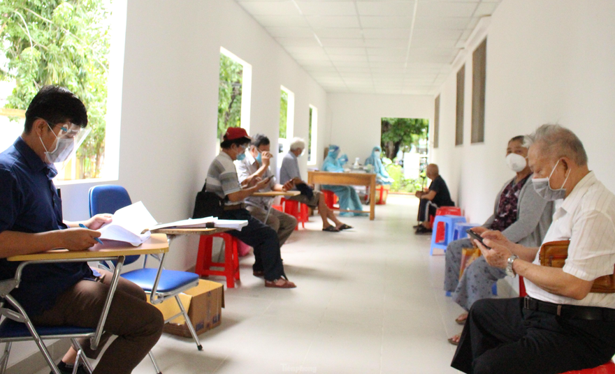 TPHCM triển khai tiêm vắc xin đợt 5 bên cạnh sẽ tăng cường Chỉ thị 16 để ngăn chặn dịch lây lan. 