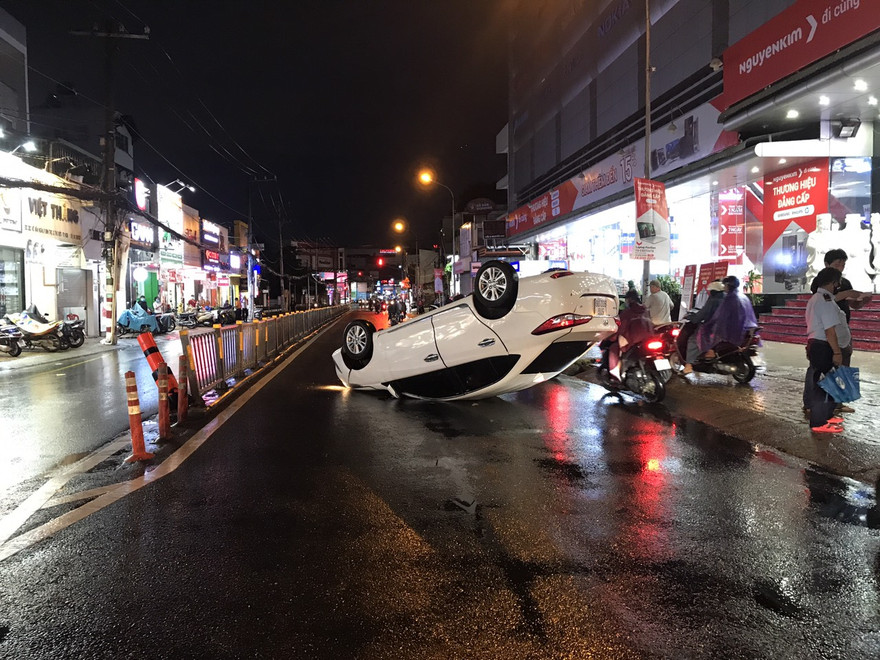 Tránh xe máy, ô tô tông dải phân cách rồi ‘ngửa bụng’ lên trời