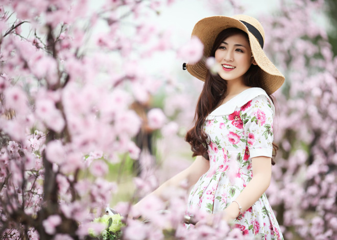 Á hậu Tú Anh đẹp mê hồn giữa vườn đào Xuân
