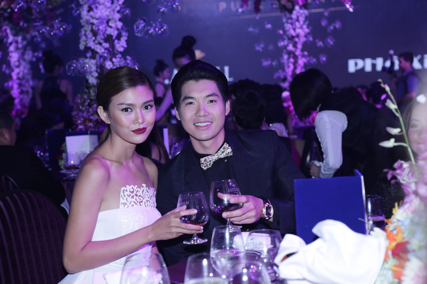 Mâu Thủy khoe vai trần gợi cảm trên bàn tiệc cùng Trương Nam Thành.