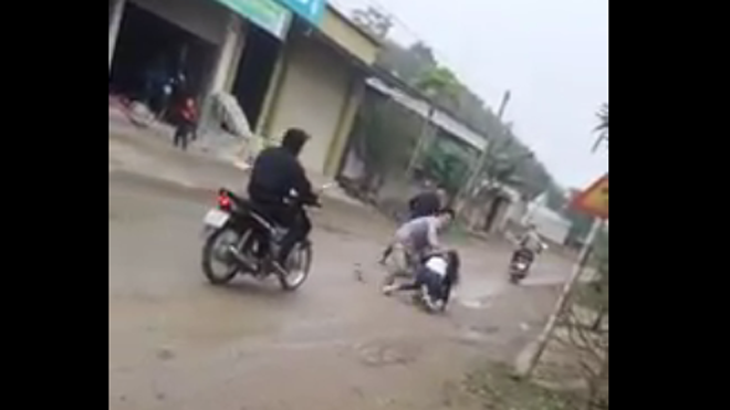 Cô gái bị nhóm thanh niên bắt lên xe ép về làm vợ (ảnh cắt tử clip).