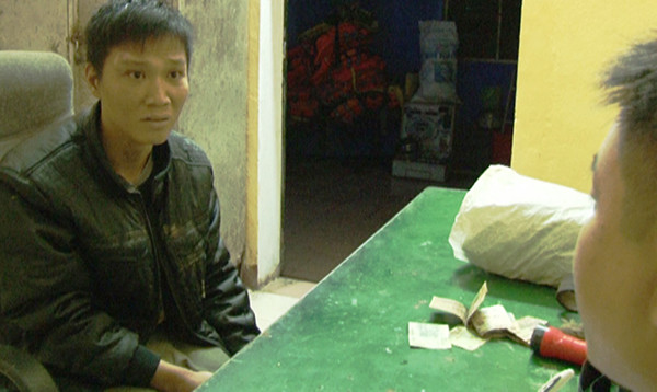 Con nghiện Nguyễn Ngọc Tuấn tại cơ quan công an.