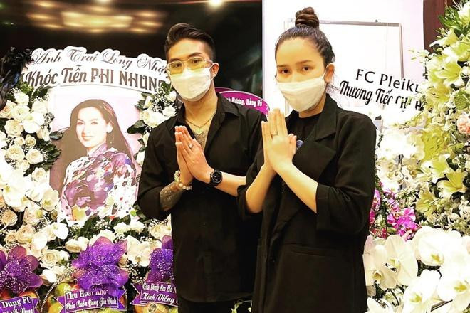 Gia đình lập bàn thờ tại nhà riêng, nhiều khán giả, đồng nghiệp gửi hoa tới tiễn biệt ca sĩ Phi Nhung.