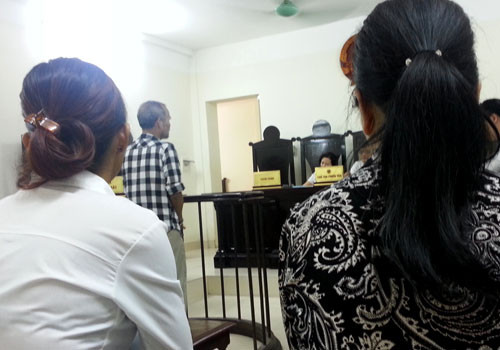 Bị cáo Mừng trước vành móng ngựa phiên tòa phúc thẩm.