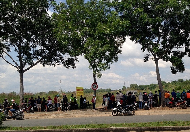 Nhiều người dân theo dõi lực lượng chức năng làm việc.