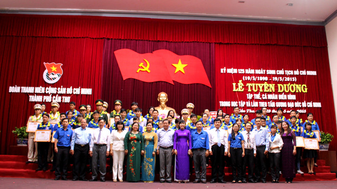 Các đồng chí lãnh đạo, đại biểu cùng 50 tập thể, cá nhân chụp ảnh lưu niệm tại lễ tuyên dương.