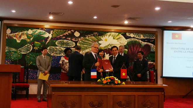 Lãnh đạo Bộ Tài chính tại lễ ký với Cơ quan phát triển Pháp