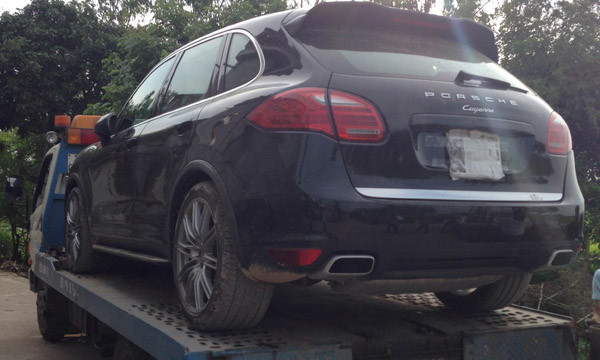 Chiếc xe Porsche bị tai nạn.