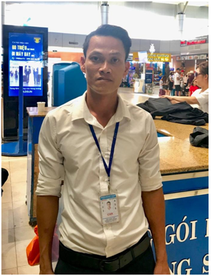 Nhân viên thu gom xe đẩy trả lại tài sản giá trị cho hành khách