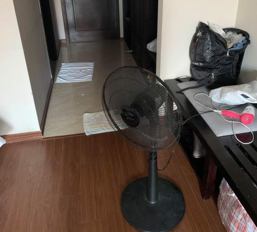 Phòng cách ly phải bật quạt Ảnh: N.L 