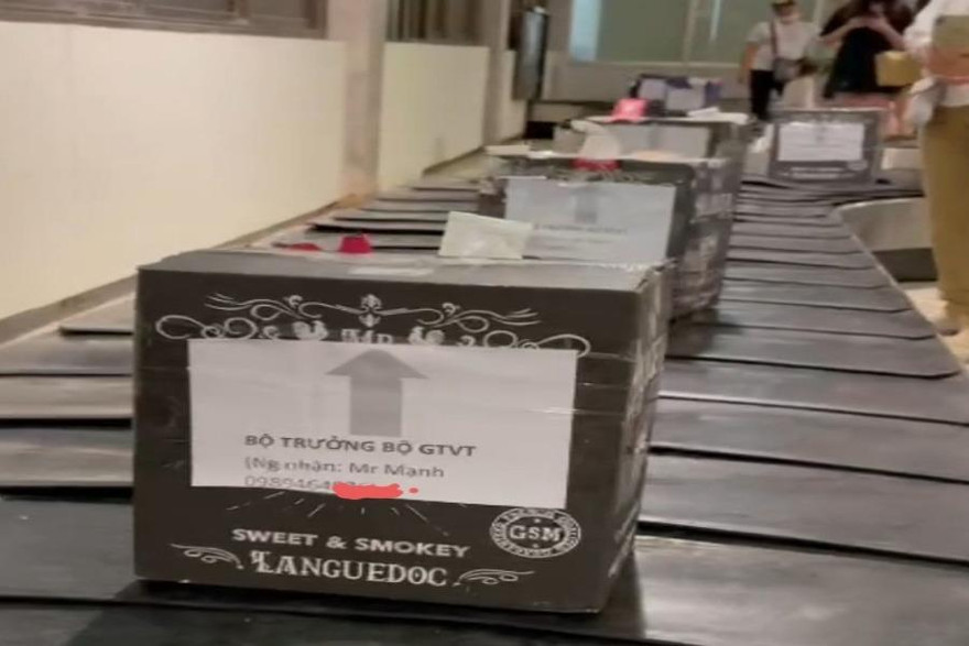 Cả chục thùng hàng gửi qua máy bay nghi là rượu trên bao bì đều dán giấy ghi "Bộ trưởng Bộ GTVT". Ảnh cắt từ clip.