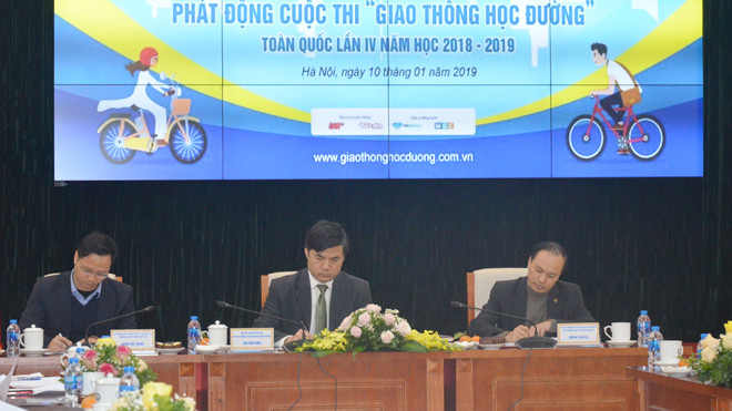Lãnh đạo Bộ GD&ĐTvà Ủy ban An toàn Giao thông Quốc gia trong lễ phát động cuộc thi sáng nay, 10/1