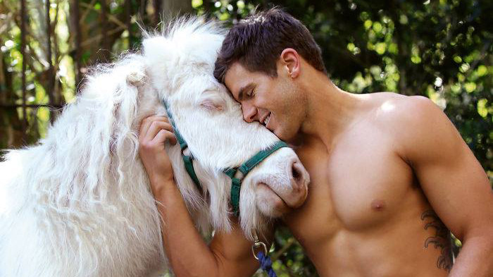 Dàn lính cứu hỏa body 6 múi chụp ảnh với động vật 'đốn tim' phái nữ