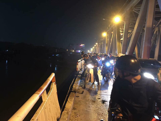 Đoạn lan can thành cầu dài nhiều m bị rơi xuống sông Hồng cùng chiếc ô tô - Ảnh: OFFB