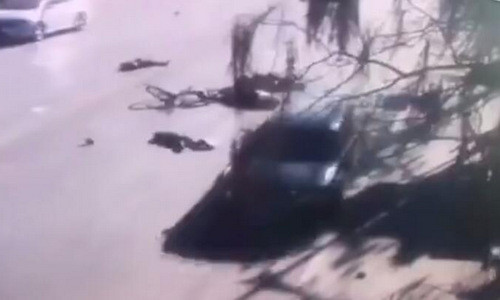 Chiếc xe sau khi lao vào đám đông trẻ em trưa 22/11. Ảnh: Weibo