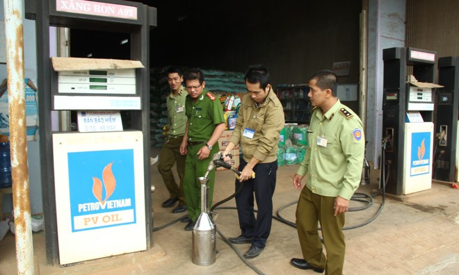 Kiểm tra cây cột xăng vi phạm