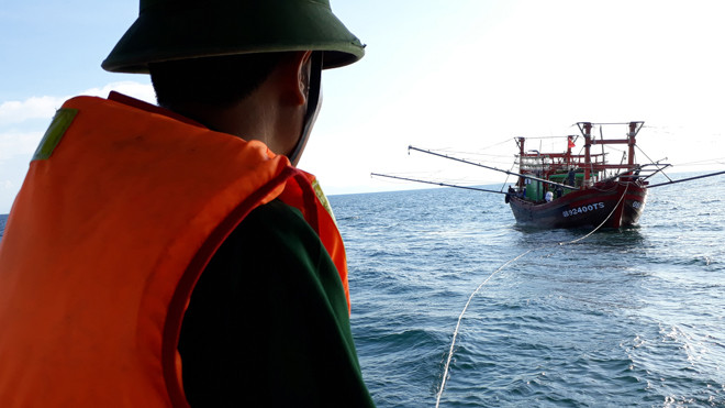 Tàu QB 92400 TS cùng 9 thuyền viên được lai dắt vào bờ an toàn