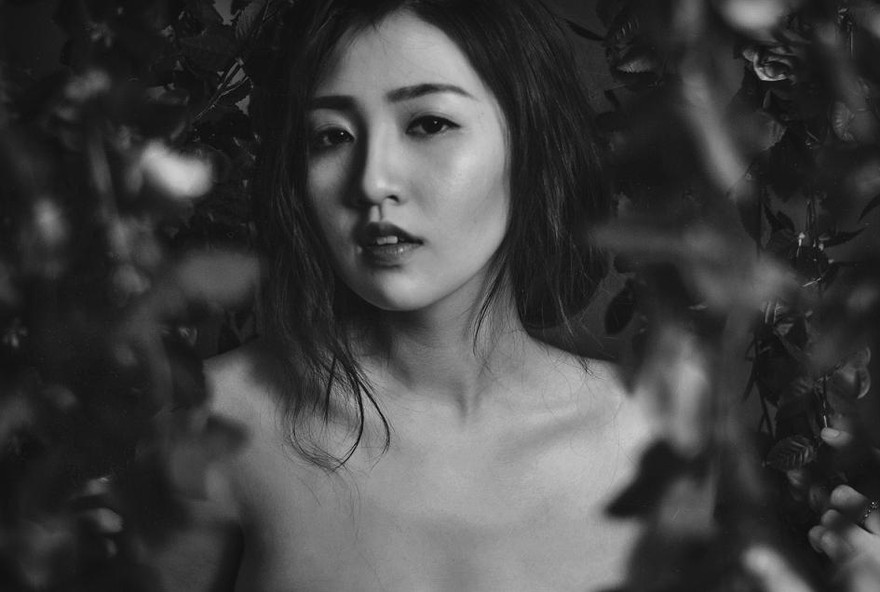 Á hậu Tú Anh khoe vai trần cuốn hút trong loạt ảnh đen trắng mới thực hiện.