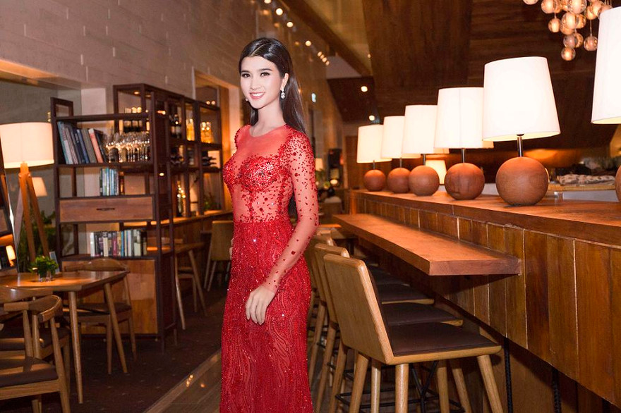 Kim Tuyến mặc đầm xuyên thấu dự tiệc tối.