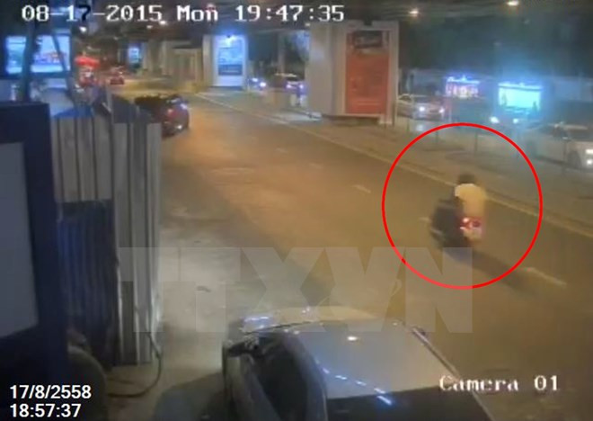 Camera an ninh ghi lại hình ảnh nghi phạm chính trong vụ đánh bom (giữa, áo vàng) đi xe máy khỏi khu vực đền Erawan chỉ vài phút trước khi xảy ra vụ nổ ngày 17/8 vừa qua. (Ảnh: AFP/TTXVN)