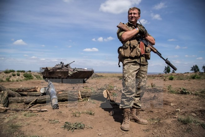 Binh sỹ Ukraine gác tại chốt quân sự gần làng Troitske, vùng Lugansk ngày 20/8. (Nguồn: AFP/TTXVN)