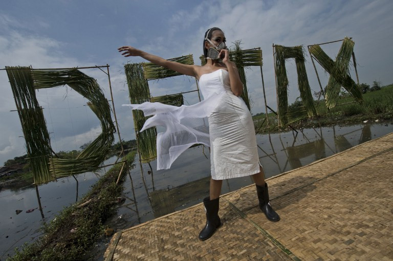 Độc đáo show thời trang với... mặt nạ phòng độc 