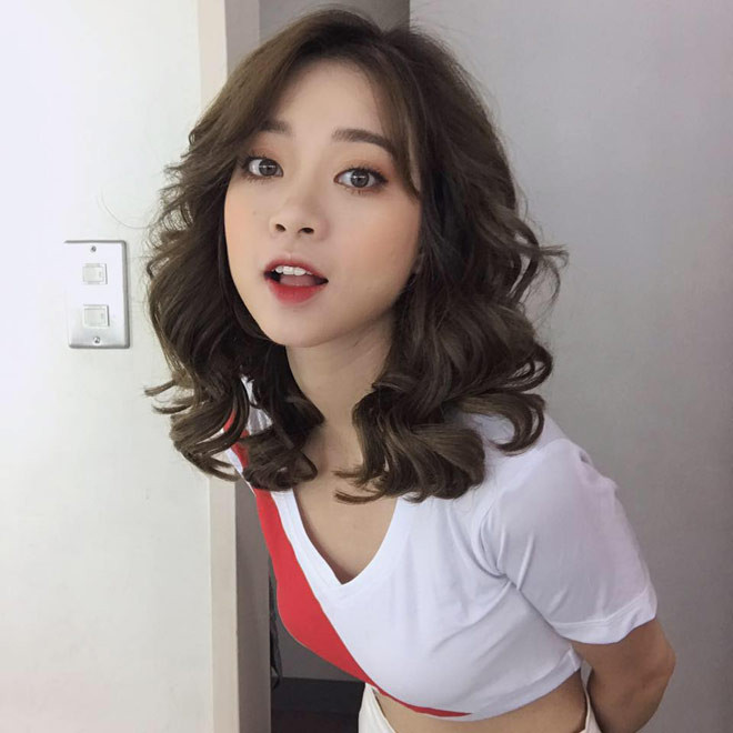 Hot girl mắng khách 'vô duyên' gây xôn xao khi bình luận World Cup