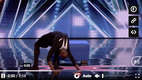 Ảnh cắt từ clip biểu diễn