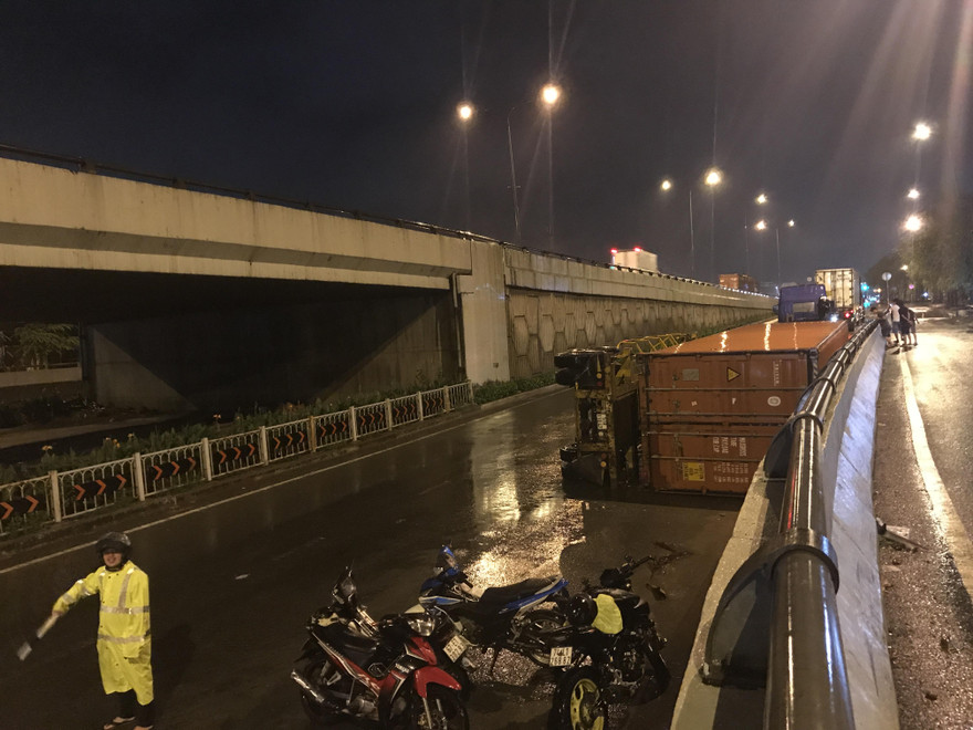  Xe container lật nhào khi ôm cua, người đi đường hoảng loạn