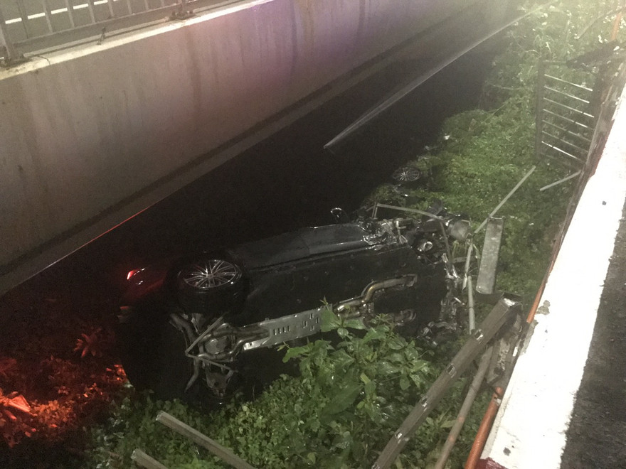 Ô tô sang bay khỏi cầu Sài Gòn 