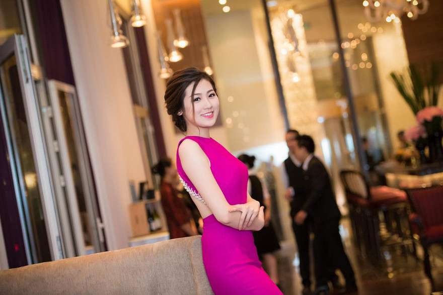 Á hậu Tú Anh xinh đẹp nổi bật với váy màu hồng đậm.