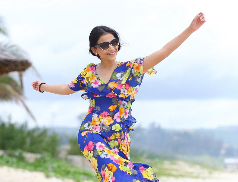 Trương Thị May tung tăng dạo chơi trên bãi biển Phan Thiết.