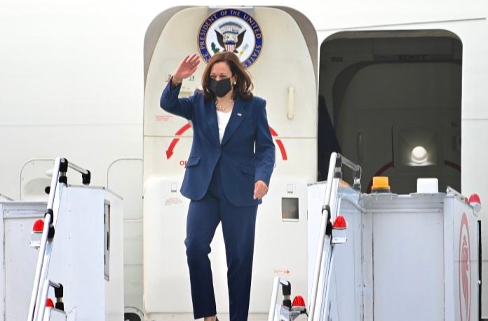 Phó Tổng thống Mỹ Harris tới Singapore sáng 22/8. Ảnh: Channel News Asia