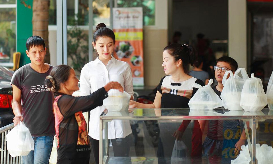 Bản tin Hoa hậu: Huyền My cùng mẹ đi phát cơm từ thiện