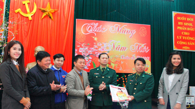 Phó Tổng biên tập báo Tiền phong Phùng Công Sưởng trao ấn phẩm xuân của báo cho Đại tá Nguyễn Anh Tuấn, Phó chính ủy Bộ chỉ huy Bộ đội Biên phòng Lạng Sơn.