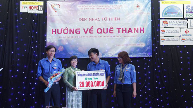 Ban tổ chức nhận tiền ủng hộ của nhà hảo tâm