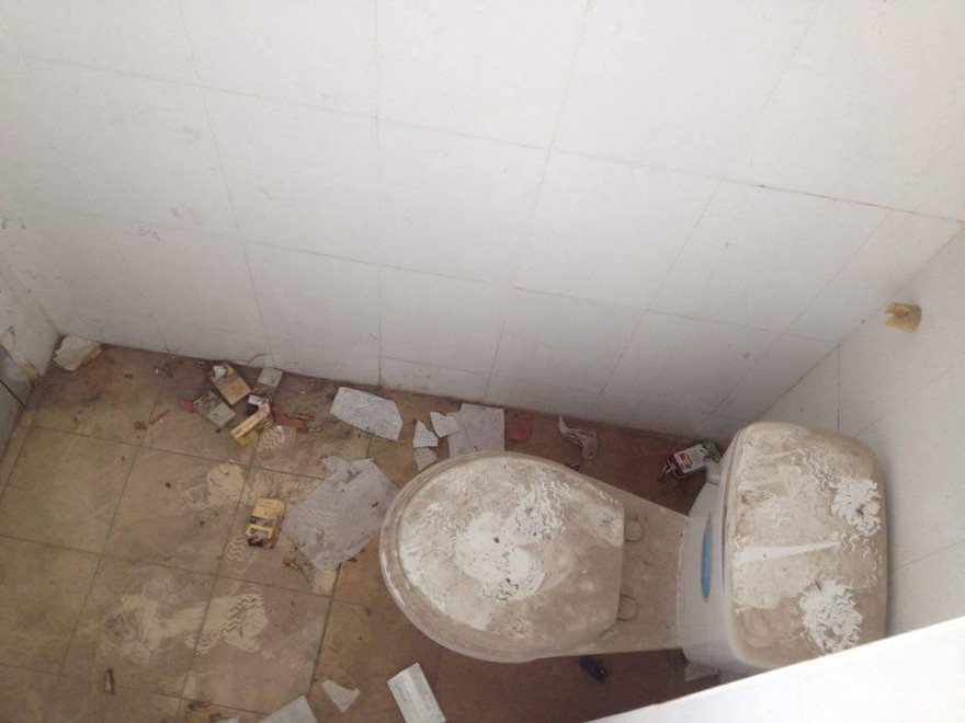 Nhà vệ sinh mà như bãi rác ở một trường học của Hà Nội