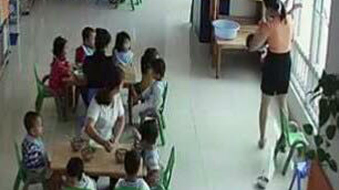 Cô hiệu trưởng gọi hành vi dốc ngược, dọa ném trẻ qua cửa sổ là... đùa giỡn với các em