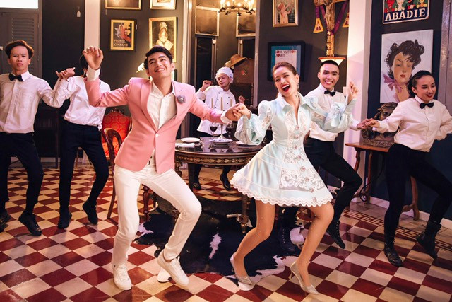 BẢN TIN showbiz 28/11: Chi Pu dạy fan nhảy, sao Hàn chết 2 tuần mới được phát hiện