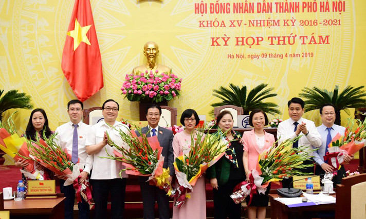 Lãnh đạo thành phố Hà Nội chúc mừng các đồng chí được giao nhiệm vụ mới.