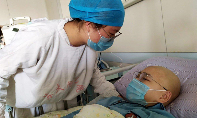 Nữ sinh Trung Quốc bỏ thi đại học để hiến tủy cứu sống em trai. Ảnh: yangtse.