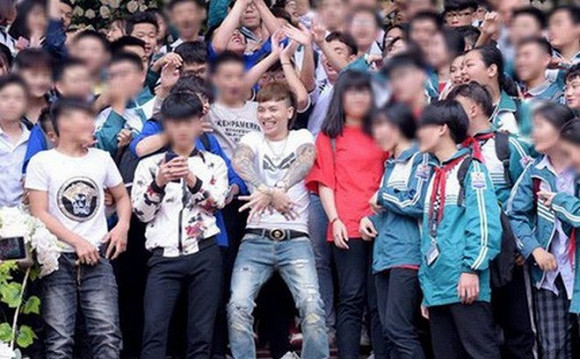 Hình ảnh giang hồ Khá 'Bảnh' được các em học sinh vây quanh coi như một "thần tượng".