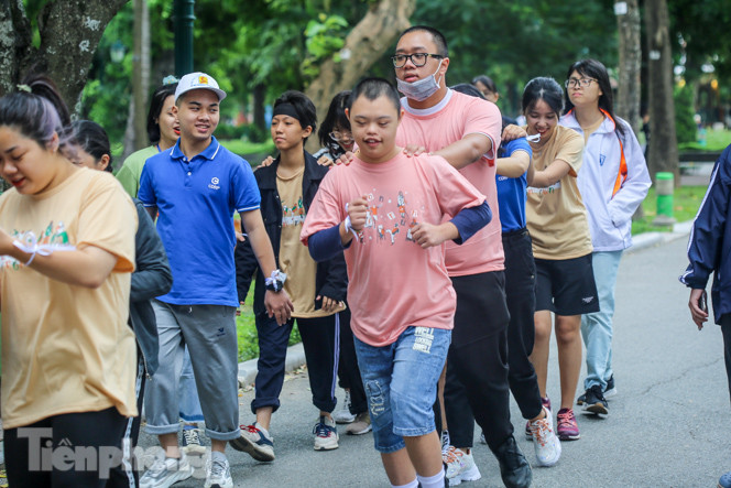 Trẻ khuyết tật chạy thi marathon cùng hàng trăm thanh niên thủ đô