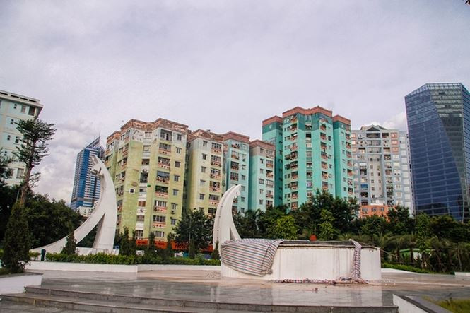 Công viên hồ điều hòa Nhân Chính (Thanh Xuân, Hà Nội) sẽ mở cửa cho người dân vào ngày 10/9 trong khi dự án bãi đỗ xe ngầm 5 tầng hầm được Hà Nội giao cho Công ty Phúc Lợi lập quy hoạch, đầu tư chưa triển khai, thực hiện.