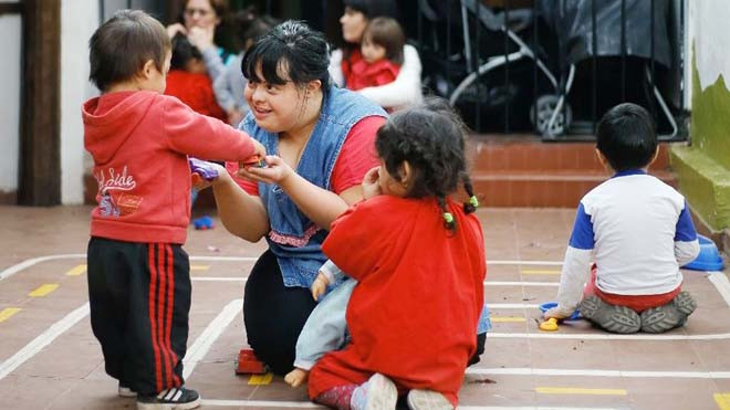 Noelia yêu trẻ em và dễ dàng giành được thiện cảm của phụ huynh cũng như học sinh. Ảnh: AFP.