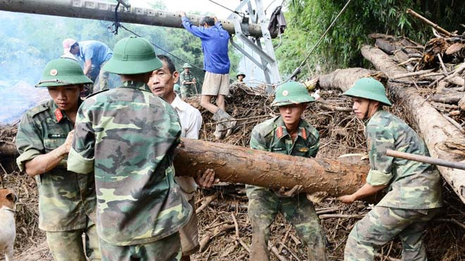 Hơn 6.400 lượt ĐVTN quân đội giúp dân vùng lũ